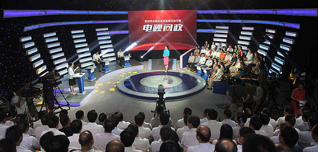 长沙市优秀人大代表胡国安受邀参加中共湖南省委党的群众路线教育实践活动专题电视节目《经视问政》