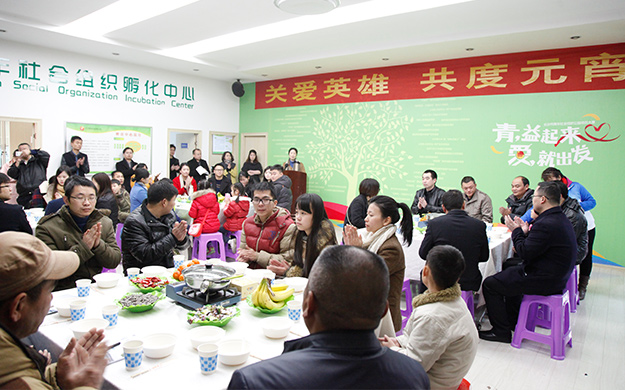 安博官网党委书记刘云率党团成员与“身边见义勇为的英雄”共度元宵