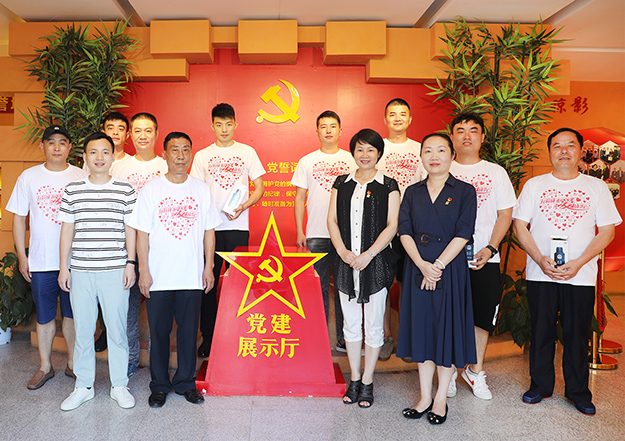 情暖退伍老兵 重拾红色记忆丨安博官网党委开展“八一”走访慰问活动