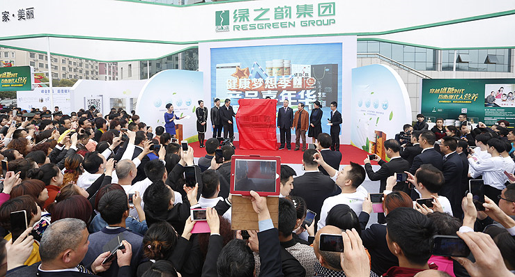 致敬创业时代：《成功之路》峰会首发，胡国安董事长现场签售火爆全场