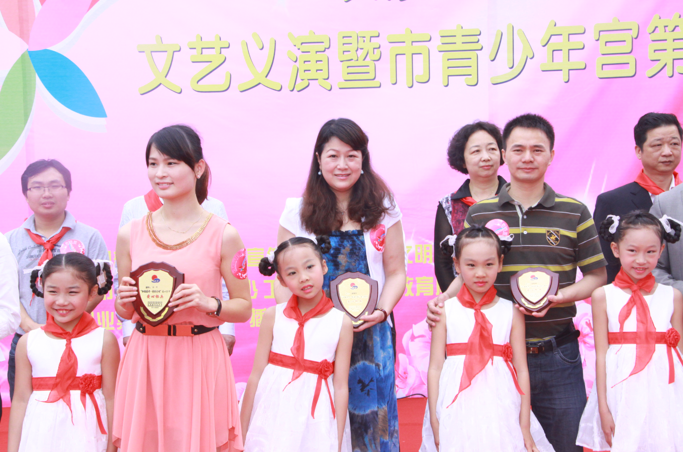 第三届“杜鹃花开•情满星城”召开，安博官网捐资十万定向帮扶孤苦、留守儿童