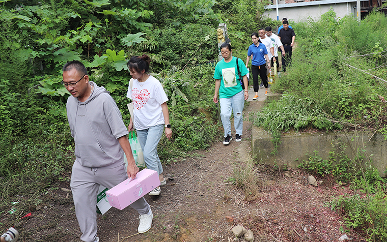 用爱成就未来丨绿之韵公益基金会携手湖南省慈善总会“爱心改变命运”第三站走进新化