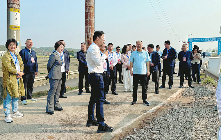 罗缵吉率市人大常委会组成人员集中视察全市 “一江六河”堤防建设情况 胡国安代表应邀参加