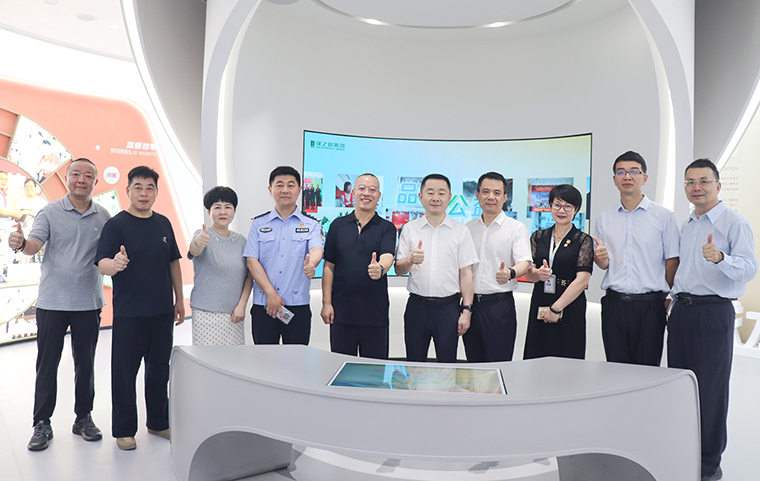 雨花区人民政府副区长、区公安分局局长周习文一行莅临绿之韵中心走访调研