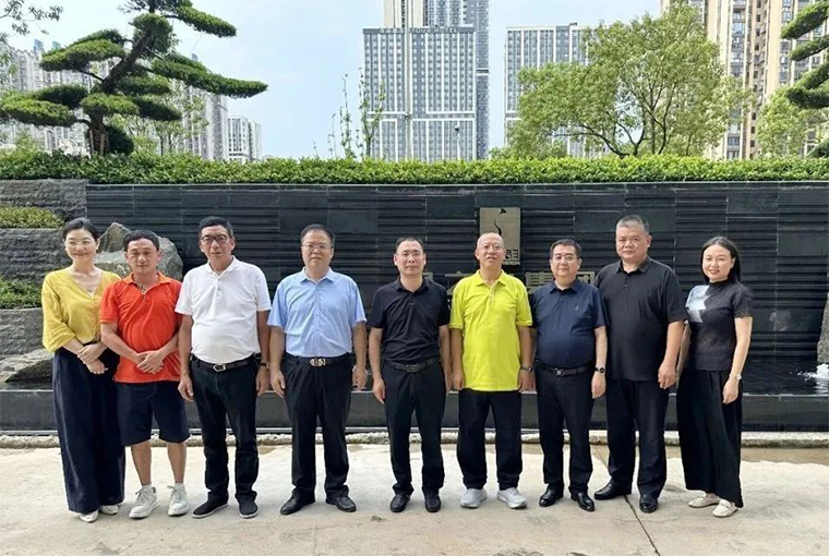 安化县政协主席胡能华一行莅临绿之韵中心调研