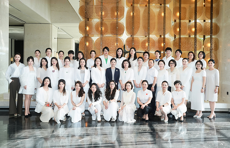 湖南省女企业家协会第一次妇女大会召开，劳嘉总裁当选女企业家协会妇联主席