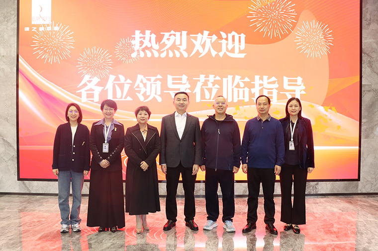 中共长沙市委社会工作部部长喻中文一行莅临绿之韵中心调研党建工作